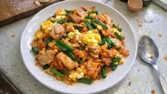 フライパンひとつで完成：ふんわり卵のニラ玉豚キムチ（めんつゆで味が決まる）