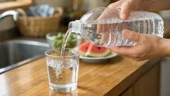 2Lペットボトルがこぼれる悩み、胴を少し折るだけで注ぎやすくなる裏ワザ