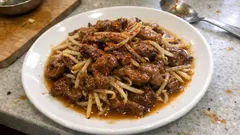 フライパンひとつで簡単:牛シマチョウともやしの甘辛味噌炒め