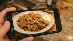 薄切り豚ロースでさっと作る、照りつや生姜焼き——粉ひとつでたれがしっかり絡む