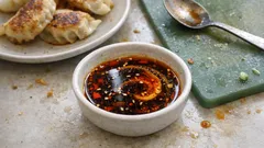 混ぜるだけで決まる：餃子がすすむ「黄金比」酢醤油だれ（ラー油＋ごま油）