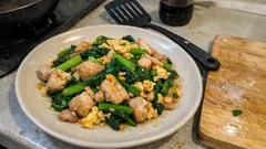 小松菜と鶏もも肉の卵炒め—茎→葉の順でシャキッと仕上がる定番おかず