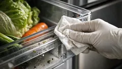 冷蔵庫の野菜室掃除は10分でOK：土汚れとニオイをスッキリ落とす方法
