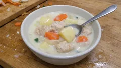 市販ルーなしで作るクリームシチュー:小麦粉と牛乳でなめらか、とろみも調整OK