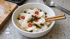 切って塩もみ→甘酢に漬けるだけ。かぶの酢の物がさっぱりおいしい