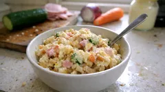 余ったフライドポテトがごちそうに：レンジで作るコク旨ポテトサラダ