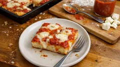 こねずに混ぜるだけ。天板でふわっと焼ける「ピザ・イン・テーリア」レシピ