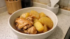 鶏もも肉のコクでほっとする、鶏肉と大根とじゃがいもの甘辛煮（作り置きにも）