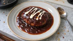 赤ワイン香るデミグラス風ソースで作る、ふんわりジューシー煮込み風ハンバーグ