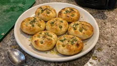 エアフライヤーで焼くミニフォカッチャ:外カリッ、中ふんわりの簡単手作り