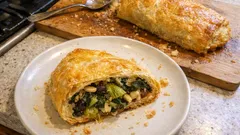 冷凍パイシートで簡単：エスカロール×レーズン×松の実の甘じょっぱい惣菜シュトゥルーデル