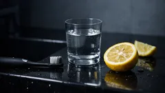 食後すぐの歯みがきは逆効果?酸性の飲食後は1時間待つべき理由
