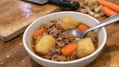 すき焼きの残り汁で味付けいらず:甘辛だれで作る、手軽なリメイク肉じゃがレシピ