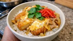 余ったコロッケがしっとり復活：甘辛だしで作るコロッケ卵とじ丼