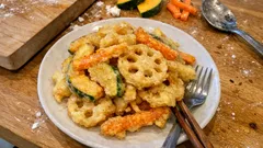 片栗粉でサクッと軽い根菜天ぷら：レンジ下ごしらえで揚げ時間も短縮