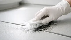 浴室の床の黒ずみが落ちない原因と、素材を傷めにくい正しい落とし方