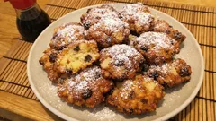 りんごとレーズンのソフトフリッテッレ：170℃でふんわり揚げる、粉糖がけのやさしいおやつ