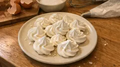 材料2つで失敗しにくい:ツヤツヤに仕上がるスイスメレンゲの作り方(60℃湯せん)