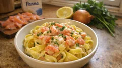 フライパンひとつで濃厚に：スモークサーモンのクリームタリアテッレ