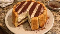 オーブン不要、切って冷やすだけ:パンドーロのシャルロット(マスカルポーネクリーム)