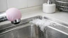 蛇口がシャワーにならない家でもOK 風船でシンク掃除のすすぎを楽にする裏ワザ