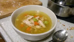 丸鶏で作るブロード・ディ・ポッロ:アク取りで澄んだ旨み、冷凍ストックにも便利