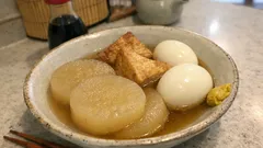 レンジで下ゆで→煮るのは7分。大根と厚揚げのあごだし煮(卵入り)