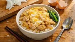 卵は2回に分けてふわとろに。めんつゆで作る失敗しにくい親子丼