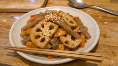 シャキッとれんこんのきんぴら：酢水で色よく、冷めても味しみおかず