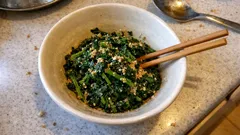 サラダ菜はさっと茹でて水っぽくしない—白すりごま香る胡麻よごしの作り方