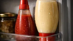 ケチャップは上、マヨは下で変わる 冷蔵庫の置き方で水っぽさと風味落ちを防ぐコツ