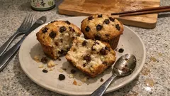 余ったパネトーネがごちそうに変わる：混ぜて焼くだけのしっとりマフィン