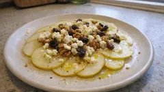 洋梨を薄切りにして並べるだけ：フェタとくるみのカルパッチョ前菜