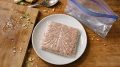 餃子のタネは「平らに冷凍」が正解:筋を入れてパキッと小分け、作るのがラクに