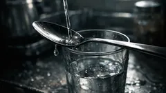 スプーン1本で注ぎこぼしを防ぐコツ、コップもペットボトルもラクになる方法