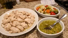 ゆで鶏がごちそうに変わる：レッソ・ディ・ファミリアの野菜ソース＆ピクルス添え