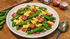 フライパンひとつで色鮮やか：スナップエンドウとベーコンのふんわり卵炒め