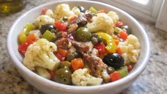 カリフラワーを主役に—オリーブとアンチョビで作るナポリ風サラダ「インサラータ・ディ・リンフォルツォ」