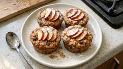 全粒粉でしっとり香ばしく。りんごをのせて焼くミニプラムケーキの作り方