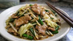 もやしでかさ増し！豚肉とキャベツのオイスター炒め、強火で手早くご飯がすすむ