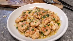 鶏むね肉がしっとり仕上がる：レモン香るさっぱり濃厚ソテーをフライパンで