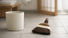 ミニほうきにテープを1枚貼るだけで髪の毛掃除が劇的にラクになる方法