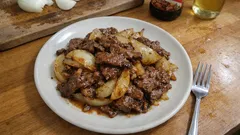 焼肉のたれで味が決まる：牛バラと玉ねぎの香ばし炒め（フライパン1つ）