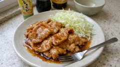 玉ねぎなしで味が決まる、豚の生姜焼き—たれ先混ぜで手早くしっとり