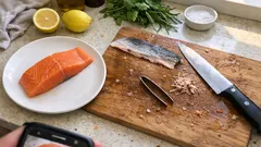 鮭の切り身が食べやすくなる：皮取り・骨取りの基本手順（包丁と骨抜きで）