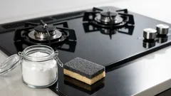 重曹でガスコンロ天板を拭く前に知りたい、傷を増やさない掃除の基本