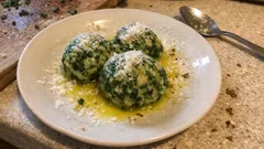 硬くなったパンがごちそうに。ほうれん草のカネーデルリをゆでてバター＆チーズで