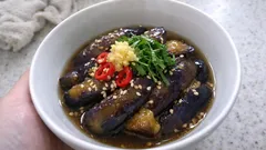 レンジでしっとり、だしが染みる「なすの煮びたし」—ごま油でコクを足す簡単副菜