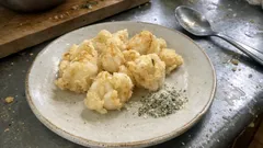 ゆり根の天ぷら—薄衣でサクッと、甘みが引き立つ揚げ方（昆布塩で）